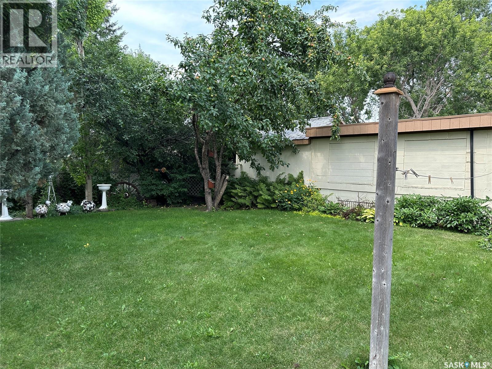 213 5Th Street, Weyburn, SK - Outdoor