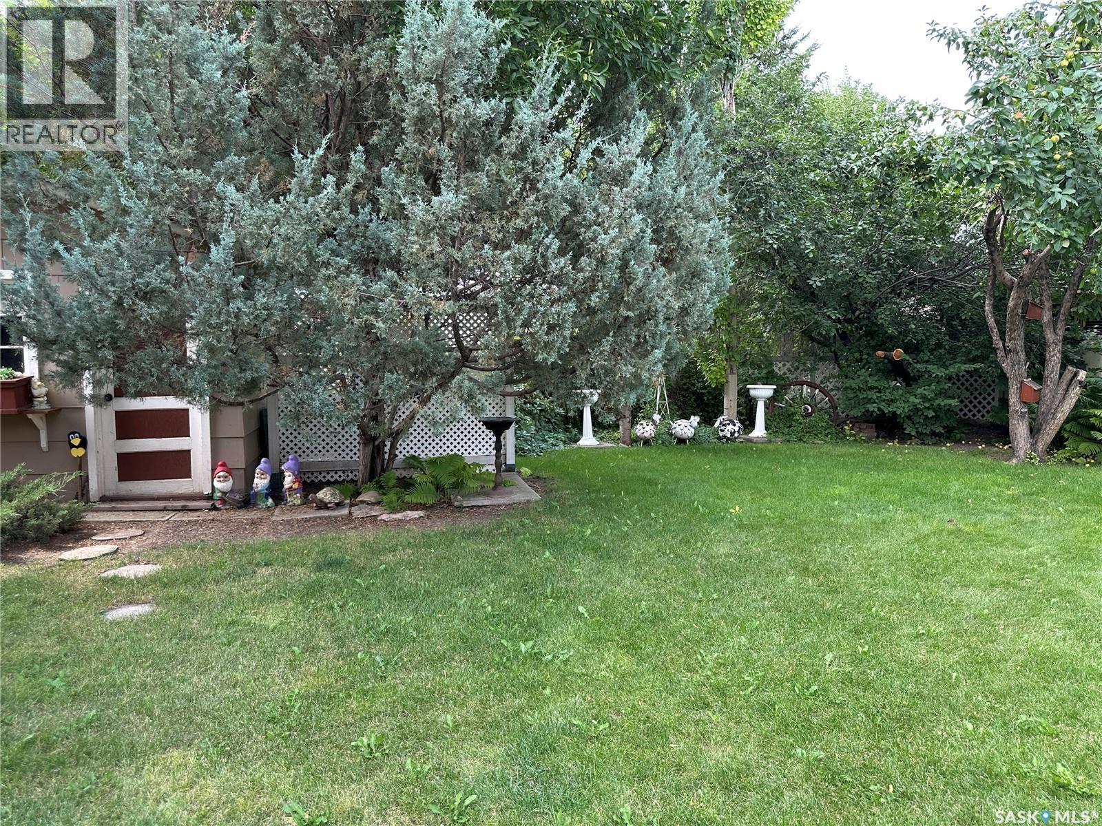 213 5Th Street, Weyburn, SK - Outdoor
