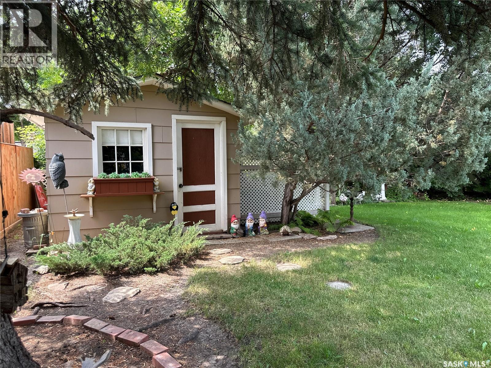 213 5Th Street, Weyburn, SK - Outdoor