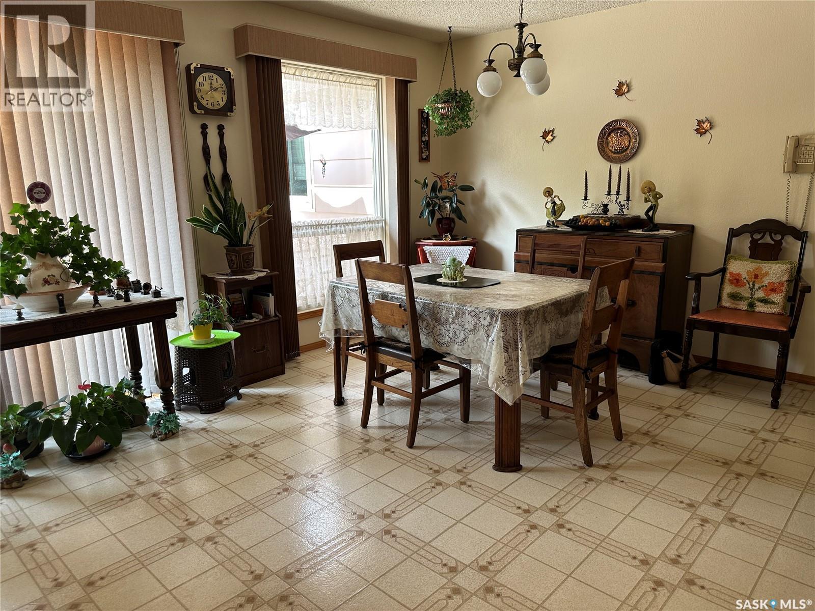 213 5Th Street, Weyburn, SK - Indoor Photo Showing Dining Room