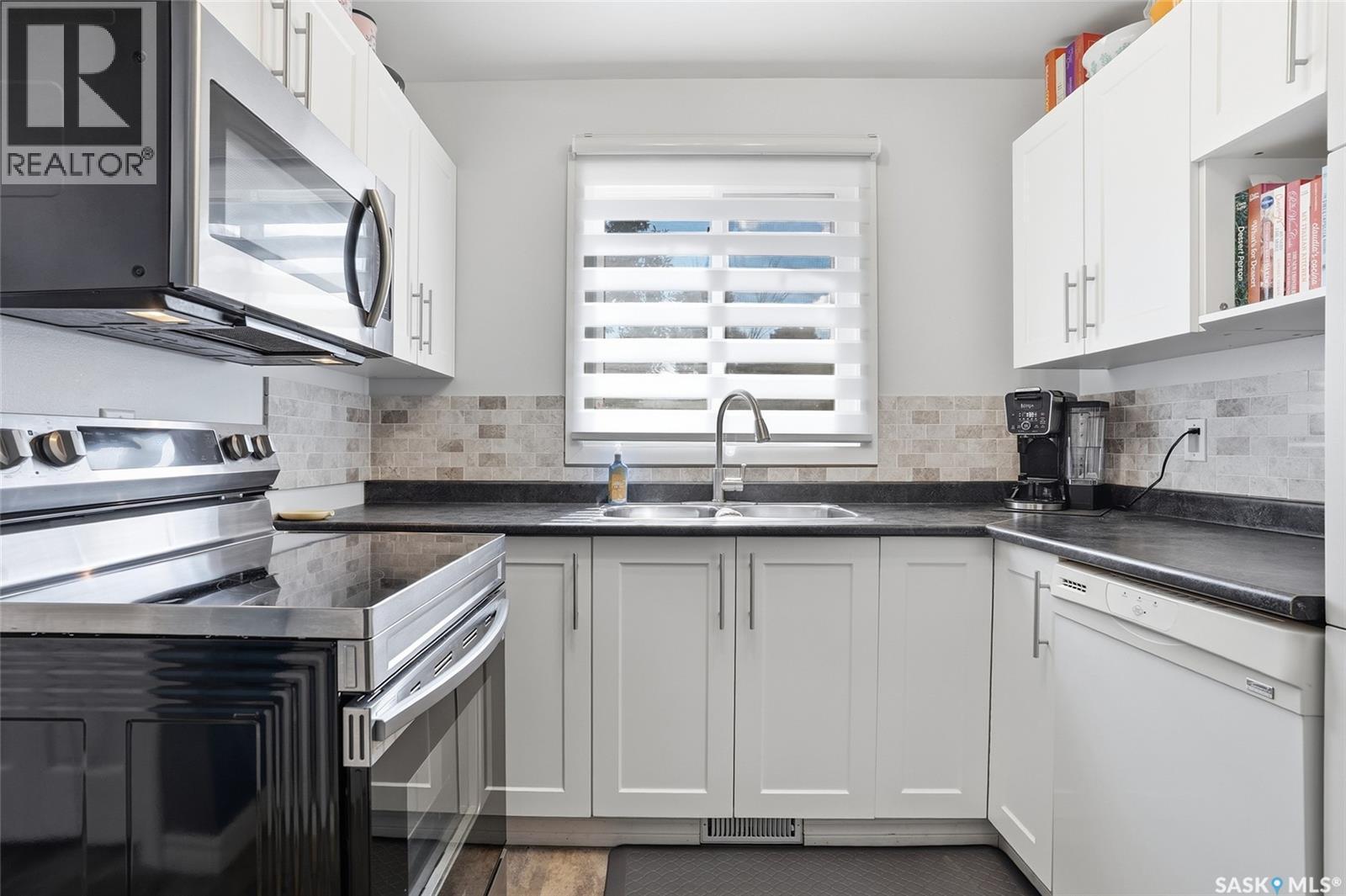 214 Michener Crescent, Saskatoon, SK - Indoor Photo Showing Kitchen With Double Sink