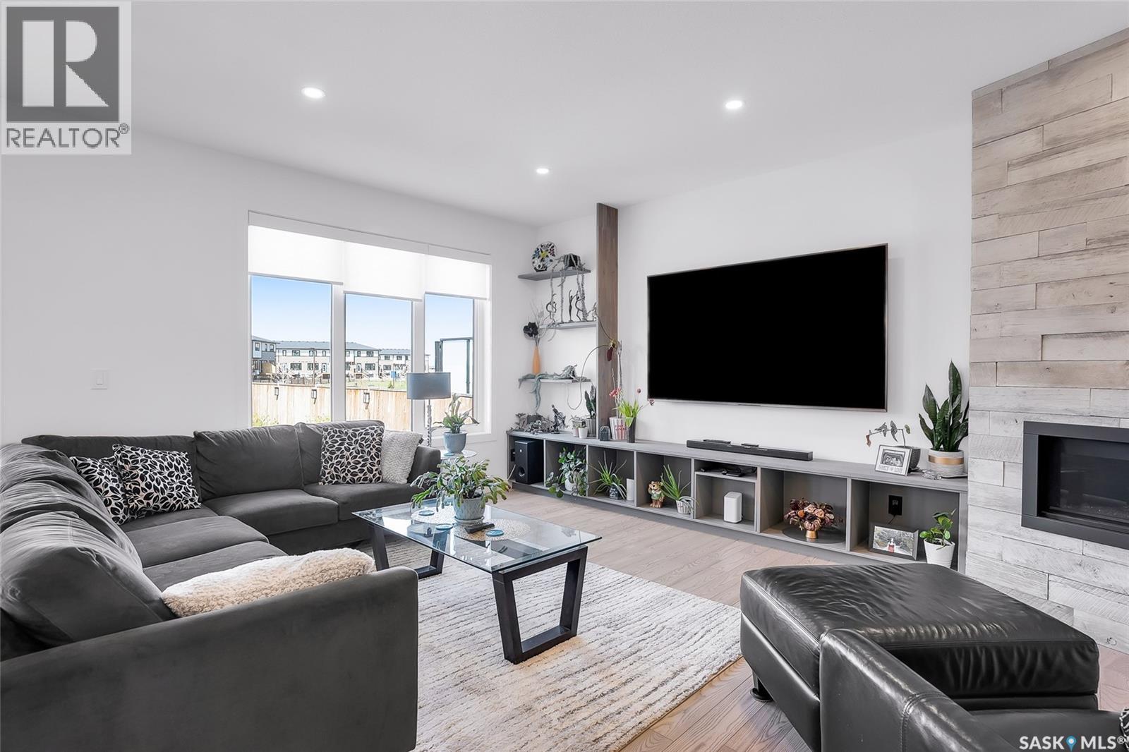140 Forsey Avenue, Saskatoon, SK - Indoor Photo Showing Living Room With Fireplace