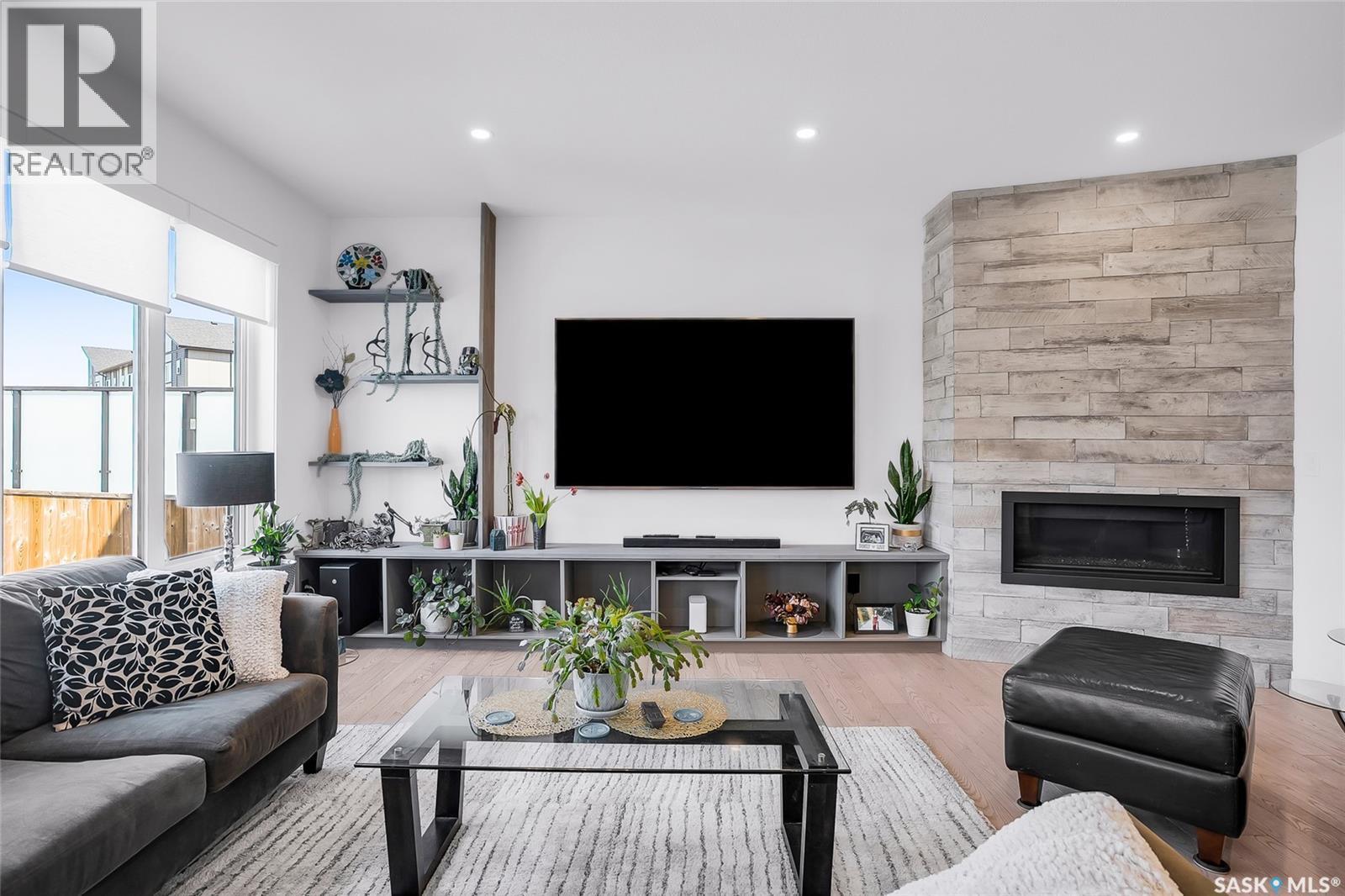 140 Forsey Avenue, Saskatoon, SK - Indoor Photo Showing Living Room With Fireplace