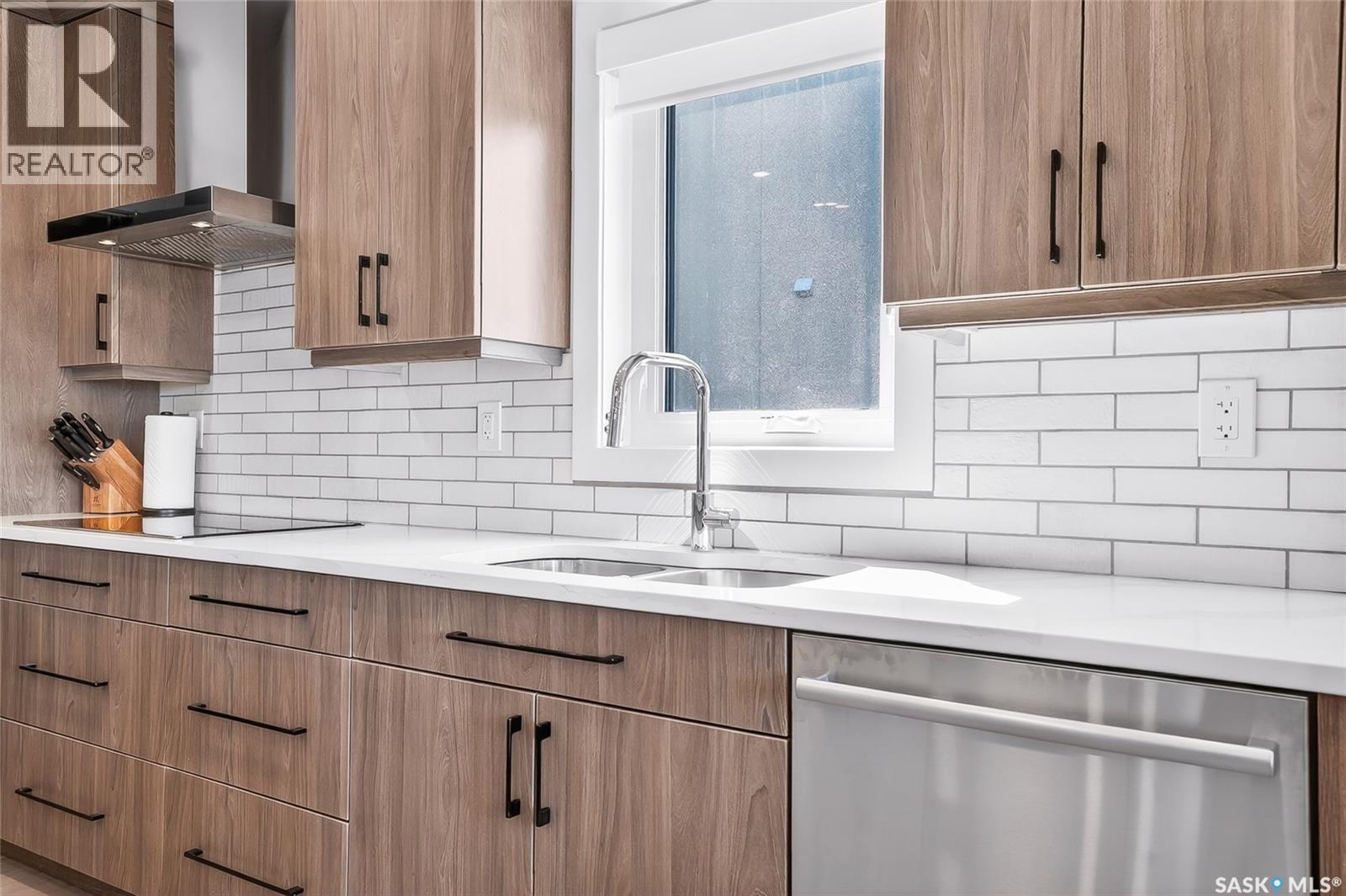 140 Forsey Avenue, Saskatoon, SK - Indoor Photo Showing Kitchen With Double Sink With Upgraded Kitchen
