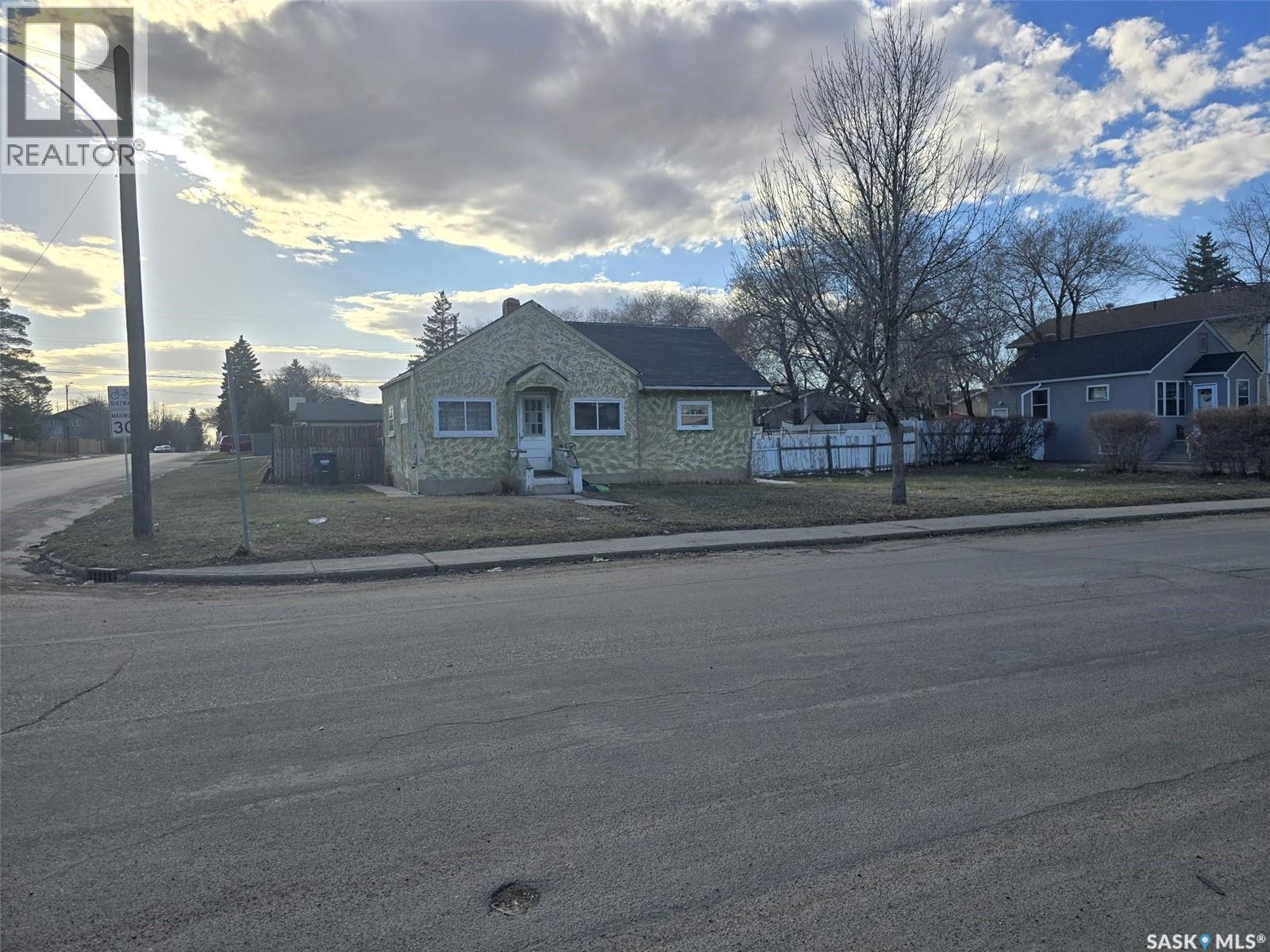 201 R Avenue N, Saskatoon, SK - Outdoor