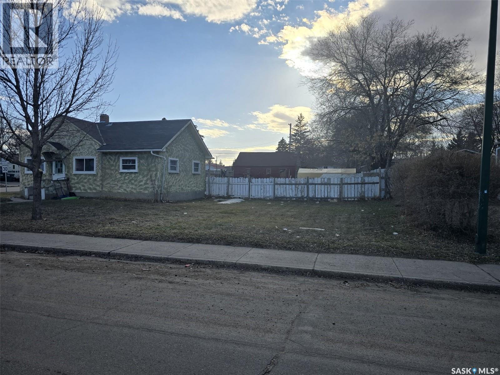 201 R Avenue N, Saskatoon, SK - Outdoor