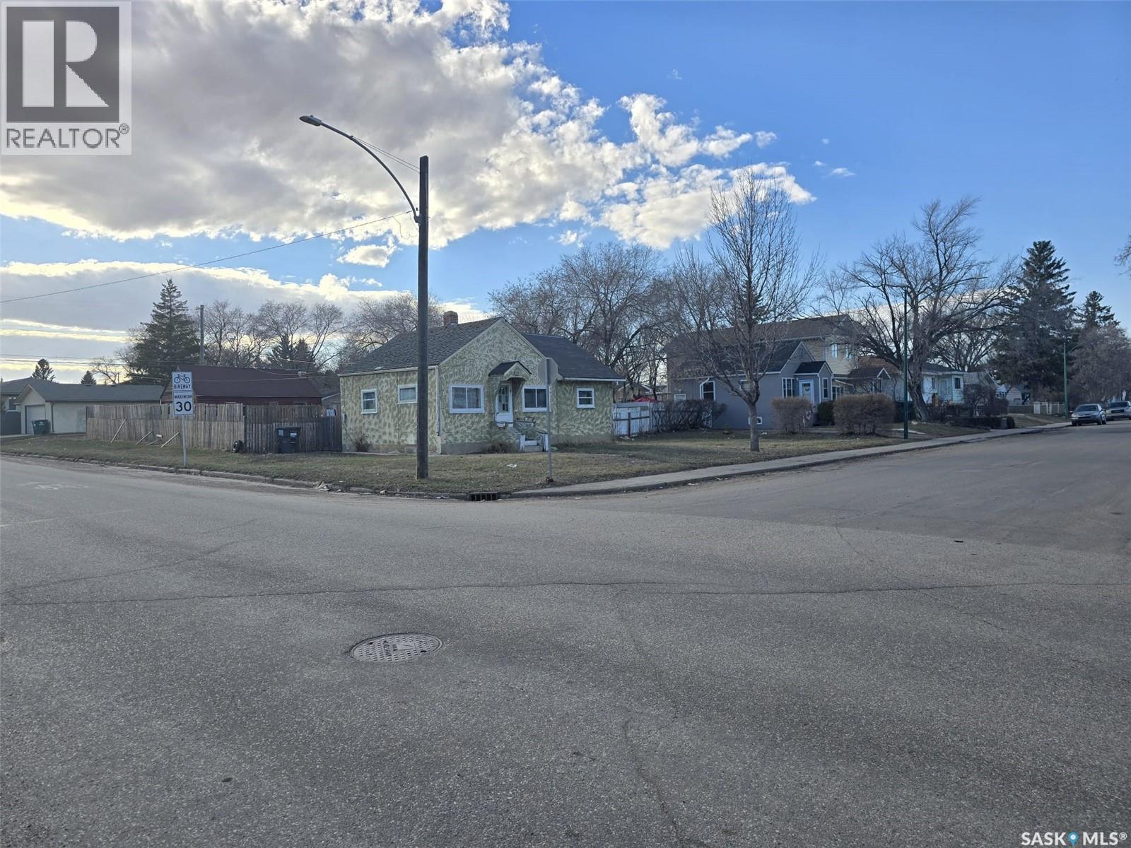 201 R Avenue N, Saskatoon, SK - Outdoor