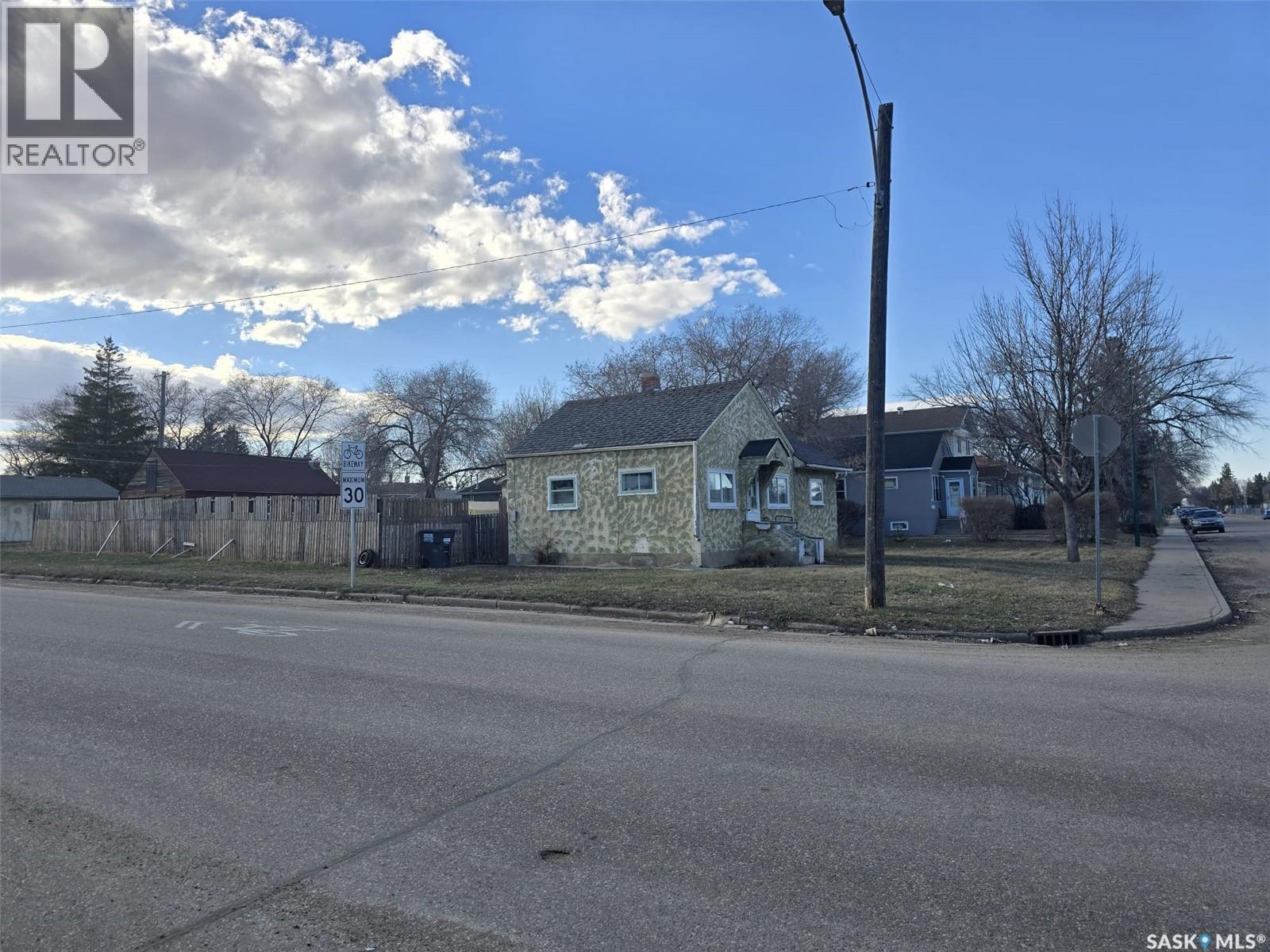 201 R Avenue N, Saskatoon, SK - Outdoor