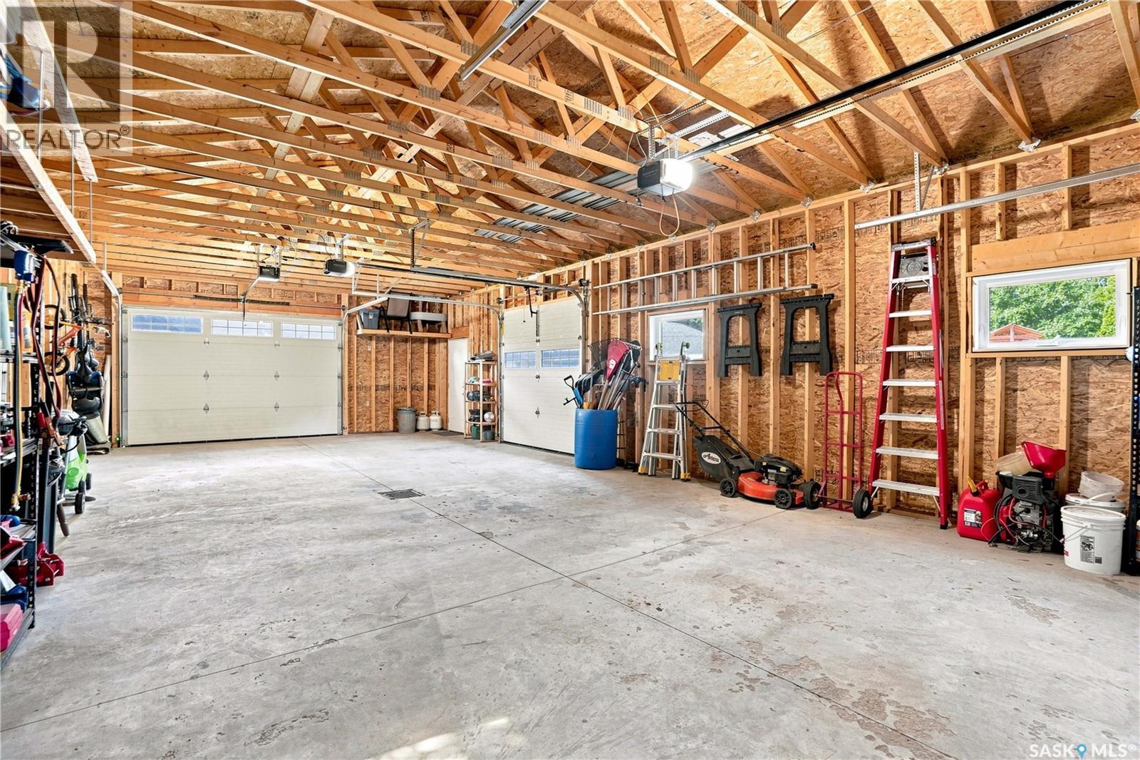 57 Potter Crescent, Saskatoon, SK - Indoor Photo Showing Garage