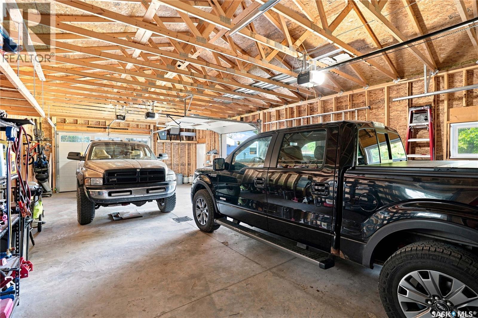 57 Potter Crescent, Saskatoon, SK - Indoor Photo Showing Garage