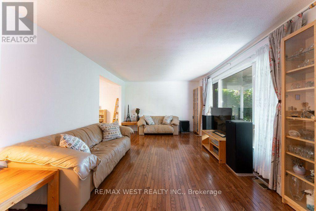 2 Robinter Drive, Toronto, ON - Indoor Photo Showing Living Room