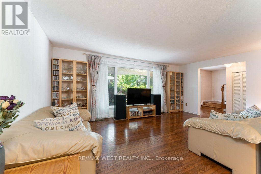 2 Robinter Drive, Toronto, ON - Indoor Photo Showing Living Room