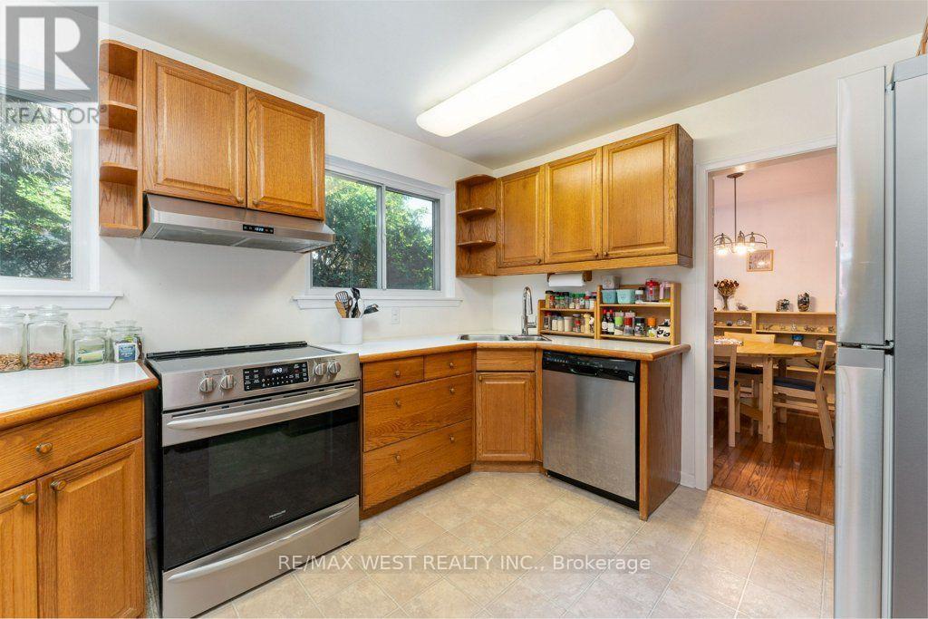 2 Robinter Drive, Toronto, ON - Indoor Photo Showing Kitchen