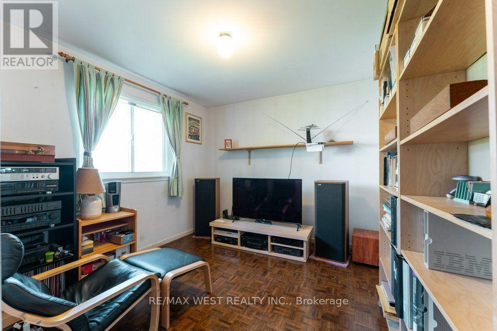 2 Robinter Drive, Toronto, ON - Indoor