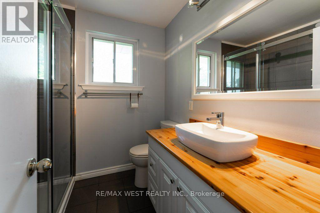 2 Robinter Drive, Toronto, ON - Indoor Photo Showing Bathroom