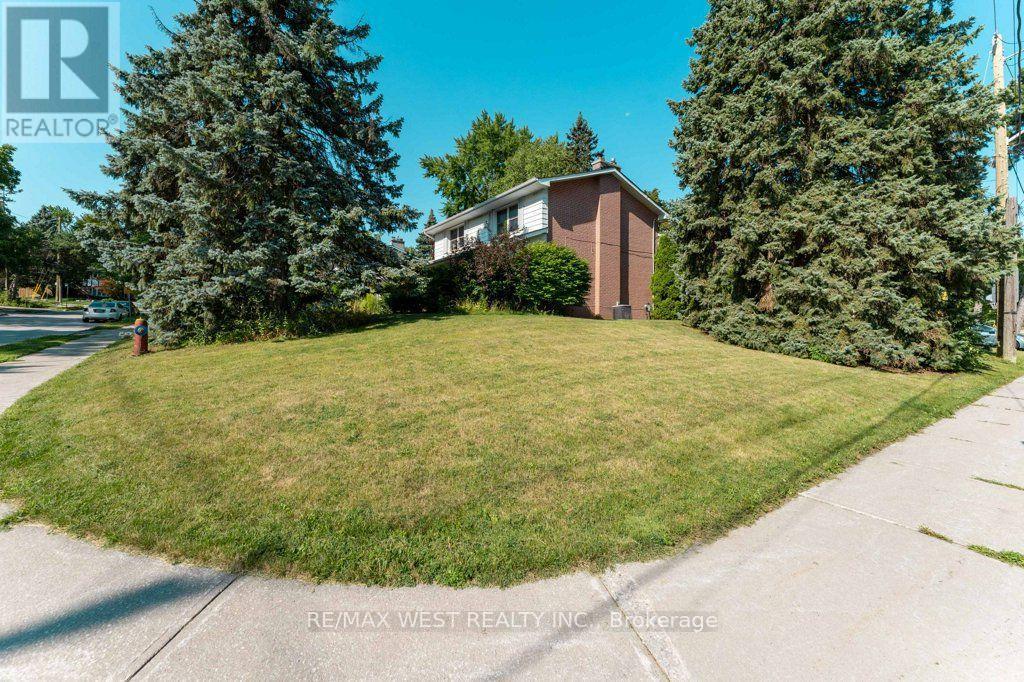 2 Robinter Drive, Toronto, ON - Outdoor