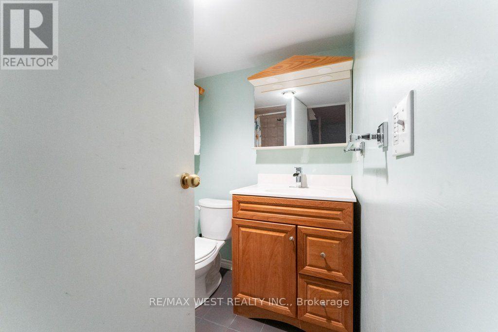 2 Robinter Drive, Toronto, ON - Indoor Photo Showing Bathroom