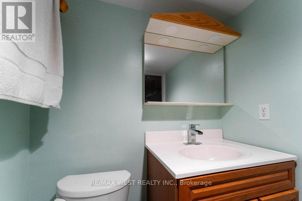 2 Robinter Drive, Toronto, ON - Indoor Photo Showing Bathroom