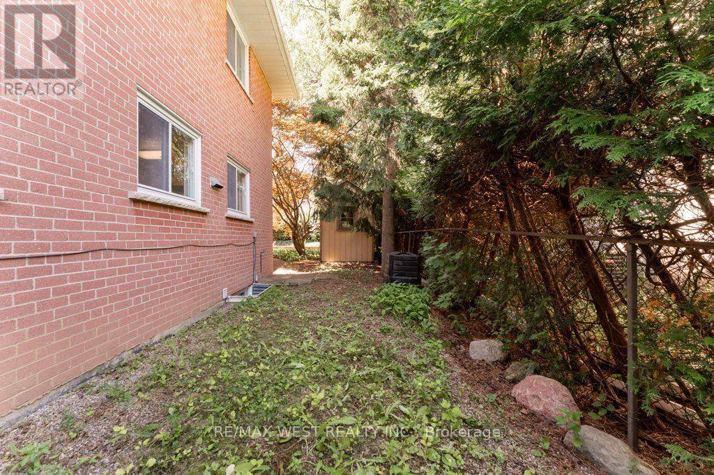 2 Robinter Drive, Toronto, ON - Outdoor