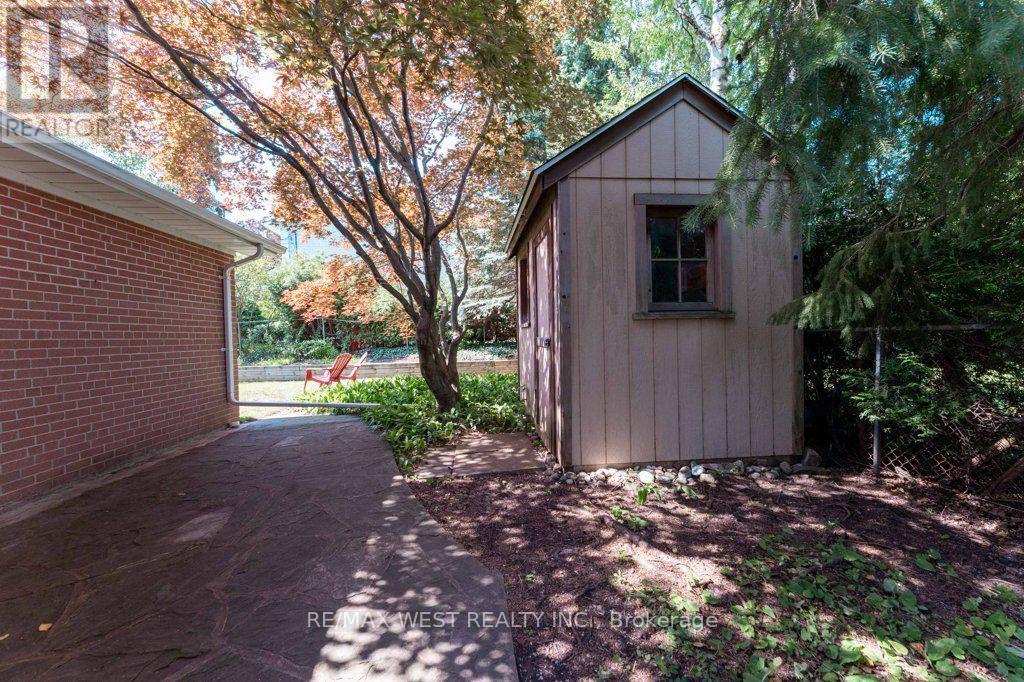 2 Robinter Drive, Toronto, ON - Outdoor