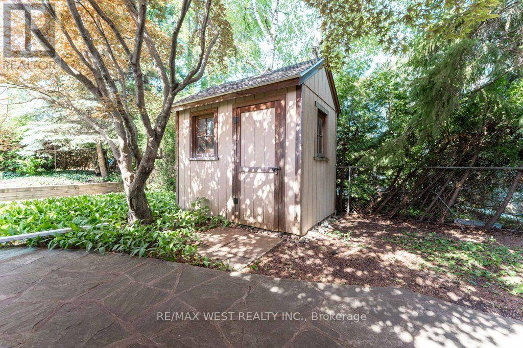 2 Robinter Drive, Toronto, ON - Outdoor