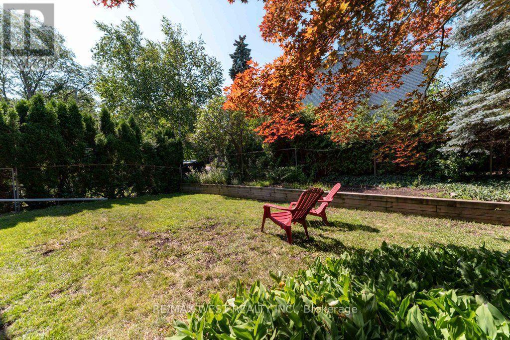 2 Robinter Drive, Toronto, ON - Outdoor