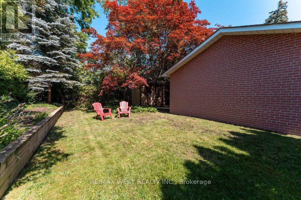 2 Robinter Drive, Toronto, ON - Outdoor