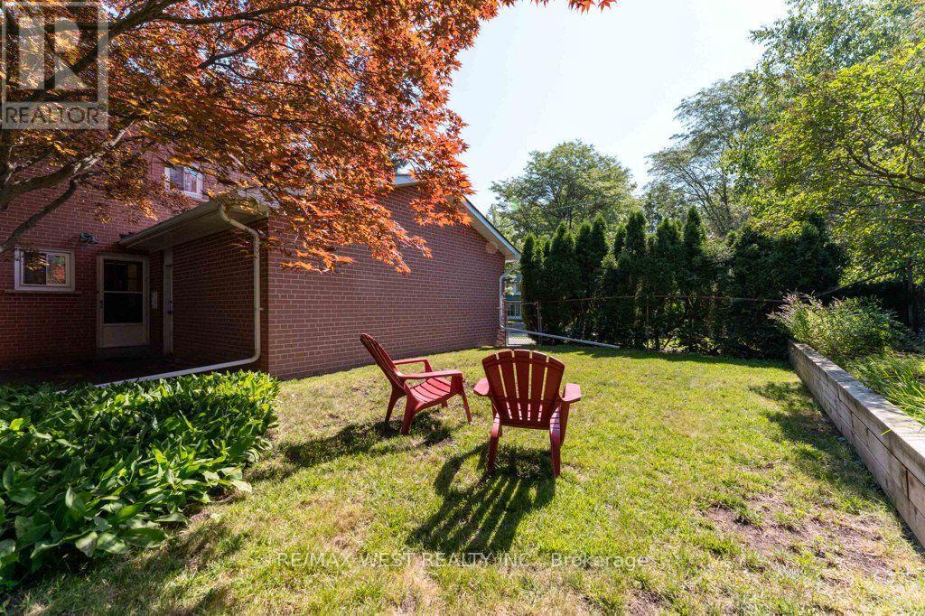 2 Robinter Drive, Toronto, ON - Outdoor