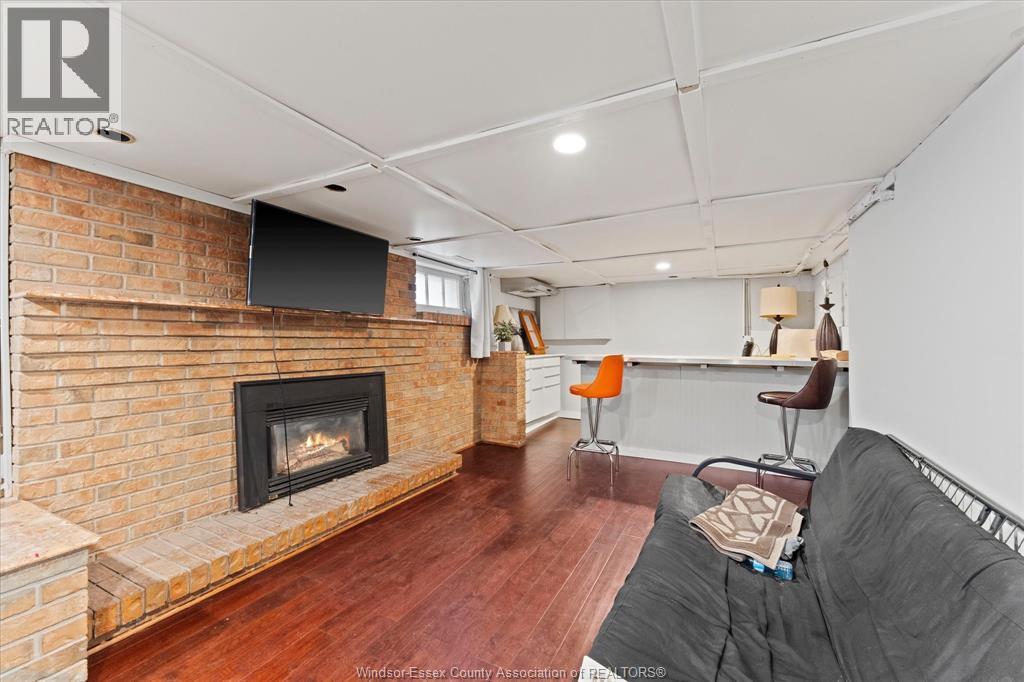 475 Mckay Avenue, Windsor, ON - Indoor With Fireplace