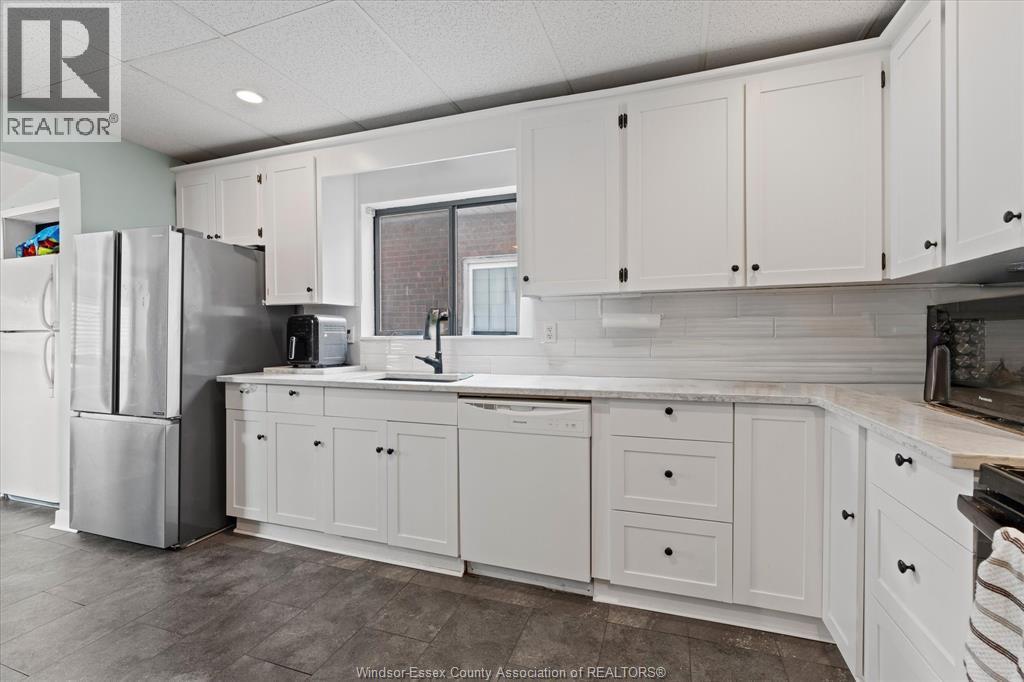 475 Mckay Avenue, Windsor, ON - Indoor Photo Showing Kitchen