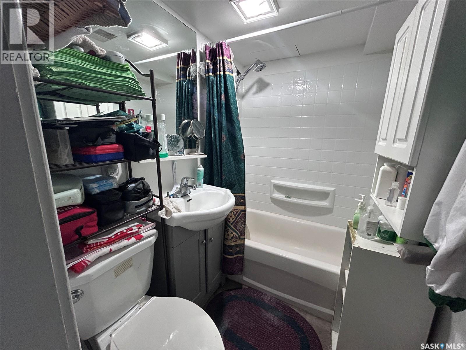 606 Balmoral Street, Saskatoon, SK - Indoor Photo Showing Bathroom