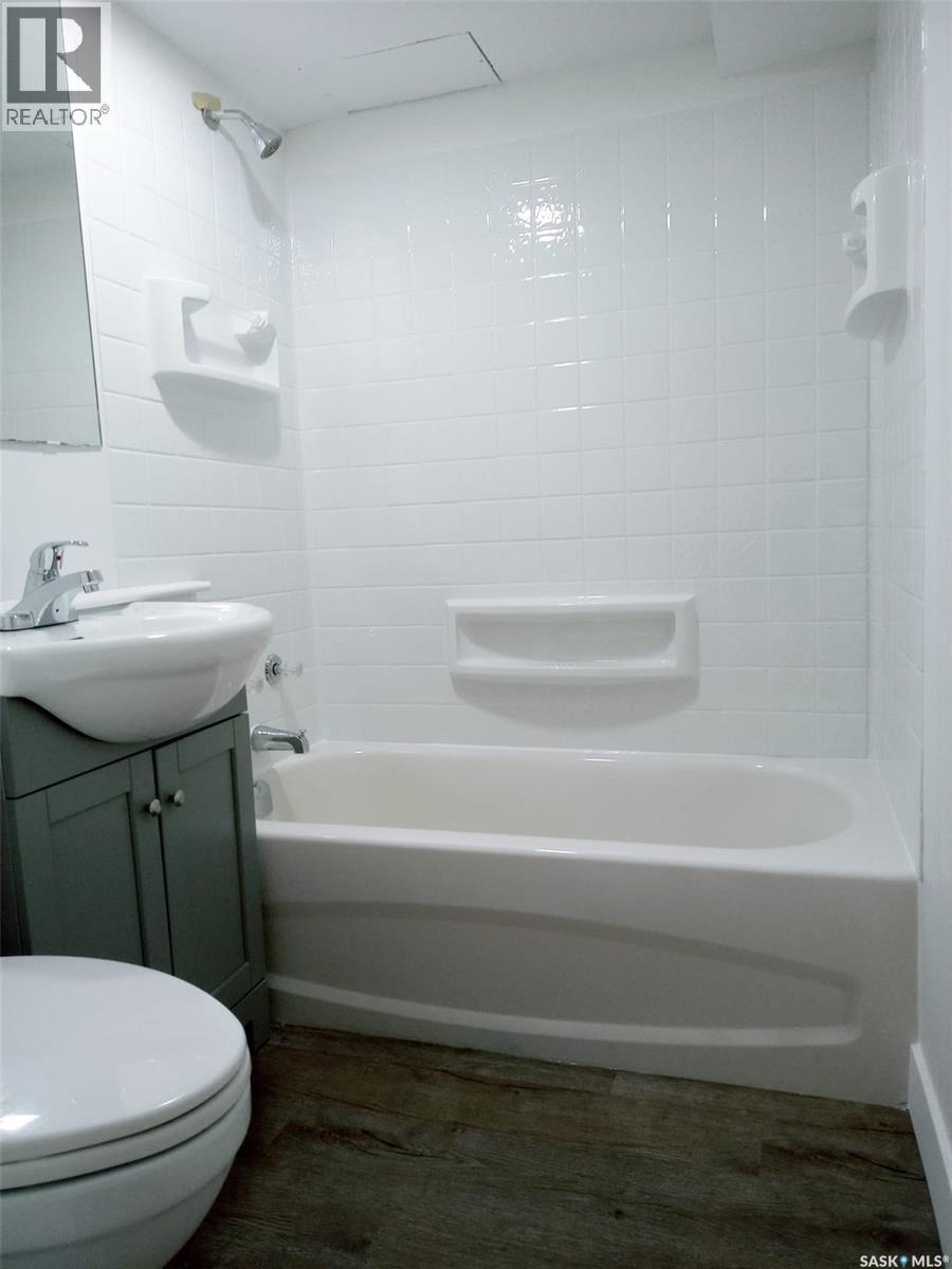 606 Balmoral Street, Saskatoon, SK - Indoor Photo Showing Bathroom