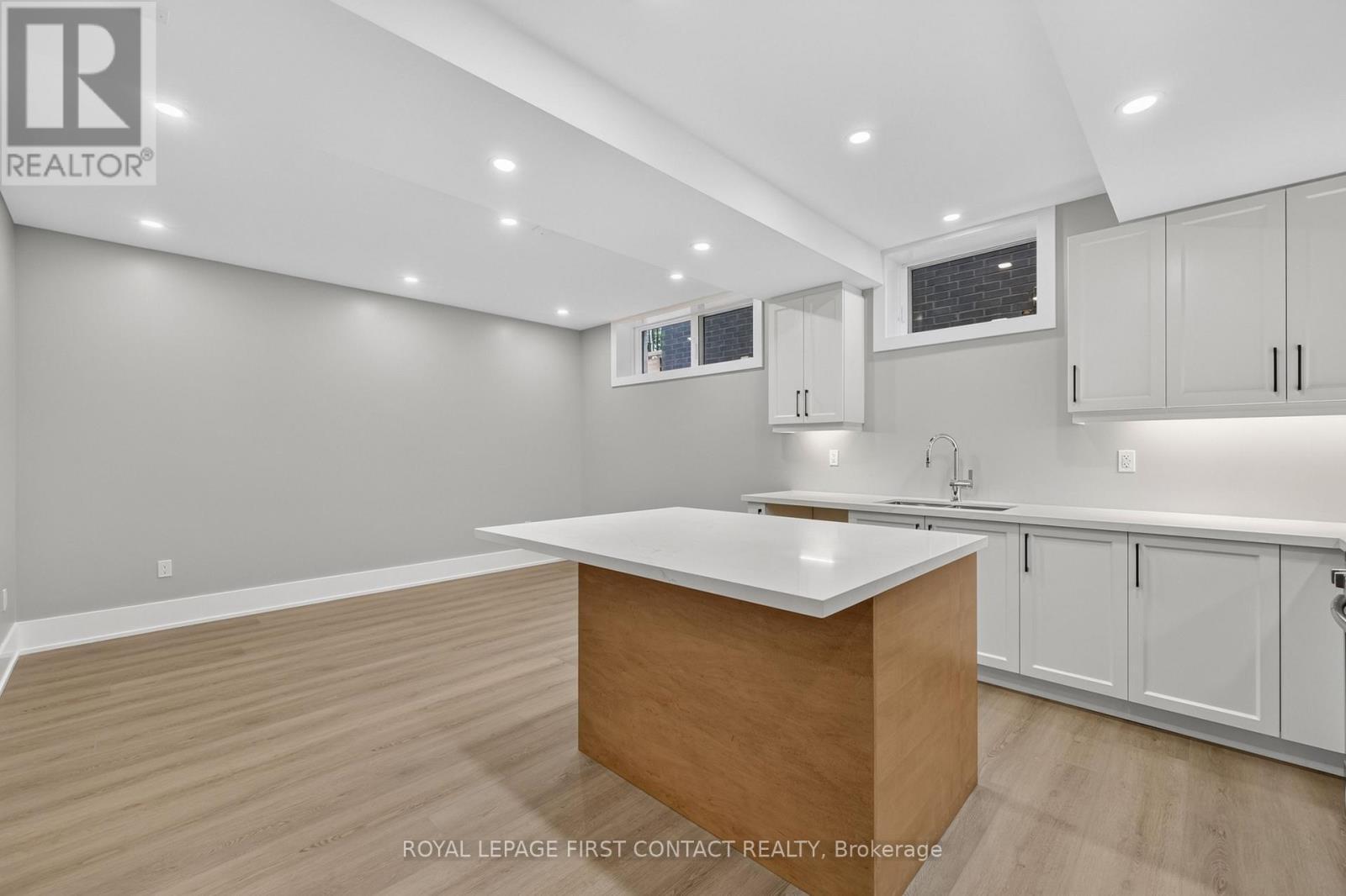 Kitchen into family room - Lower - 929 7Th Line, Innisfil, ON - Indoor Photo Showing Kitchen