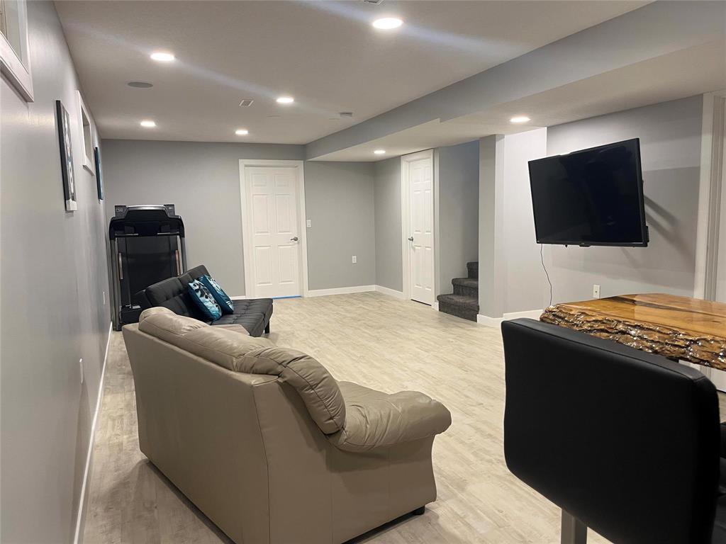 194 3Rd Avenue, Benito, MB - Indoor