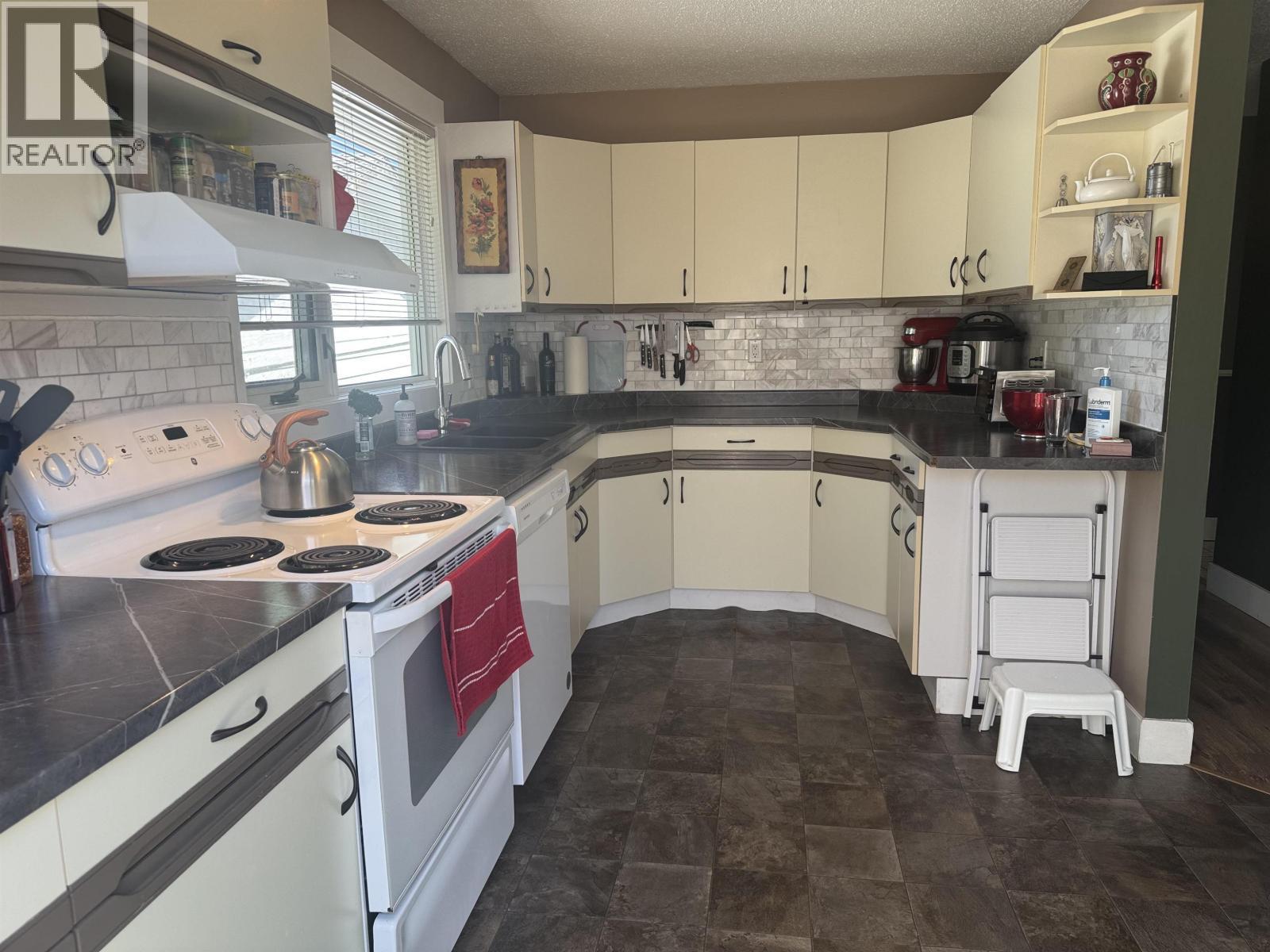5 Cut Thumb Place, Mackenzie, BC - Indoor Photo Showing Kitchen