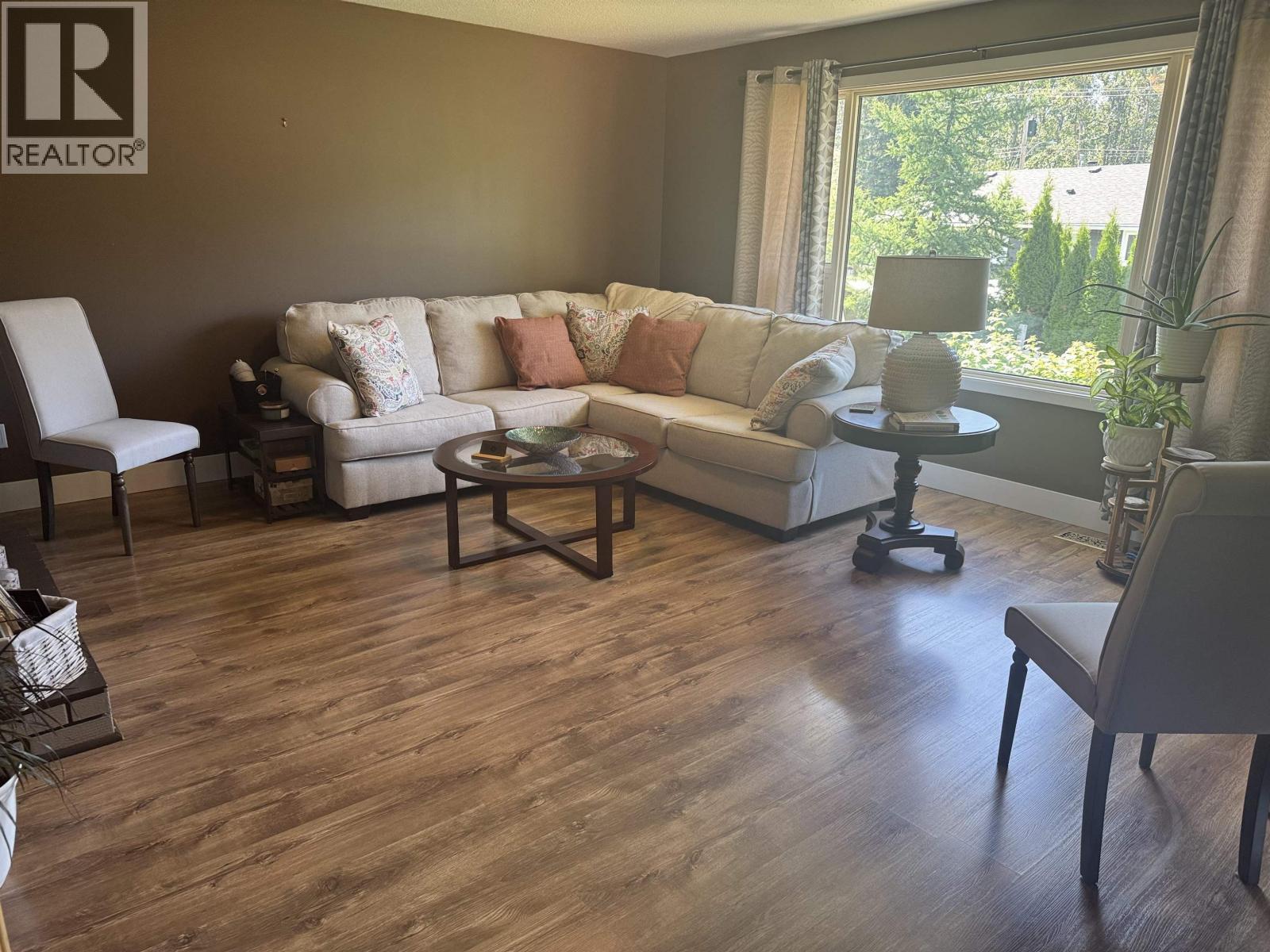 5 Cut Thumb Place, Mackenzie, BC - Indoor Photo Showing Living Room