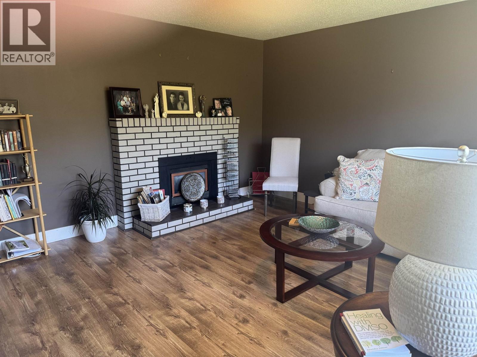 5 Cut Thumb Place, Mackenzie, BC - Indoor Photo Showing Living Room With Fireplace