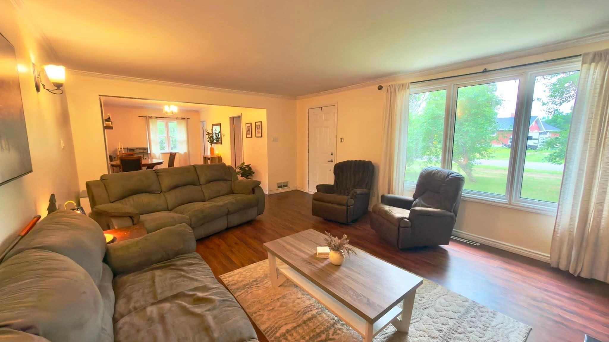 64 Maple Street, Thunder Bay, ON - Indoor Photo Showing Living Room