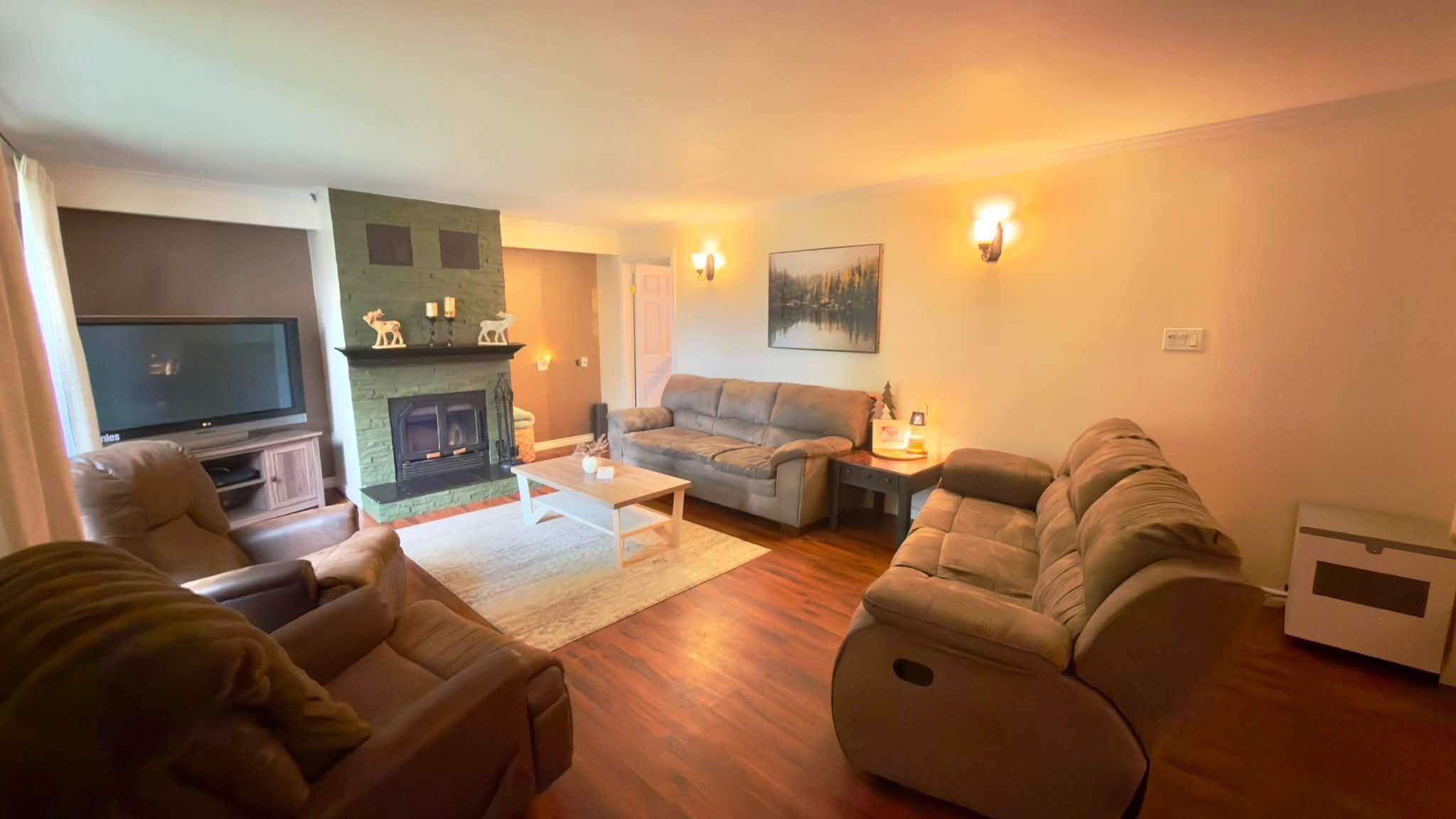 64 Maple Street, Thunder Bay, ON - Indoor Photo Showing Living Room With Fireplace
