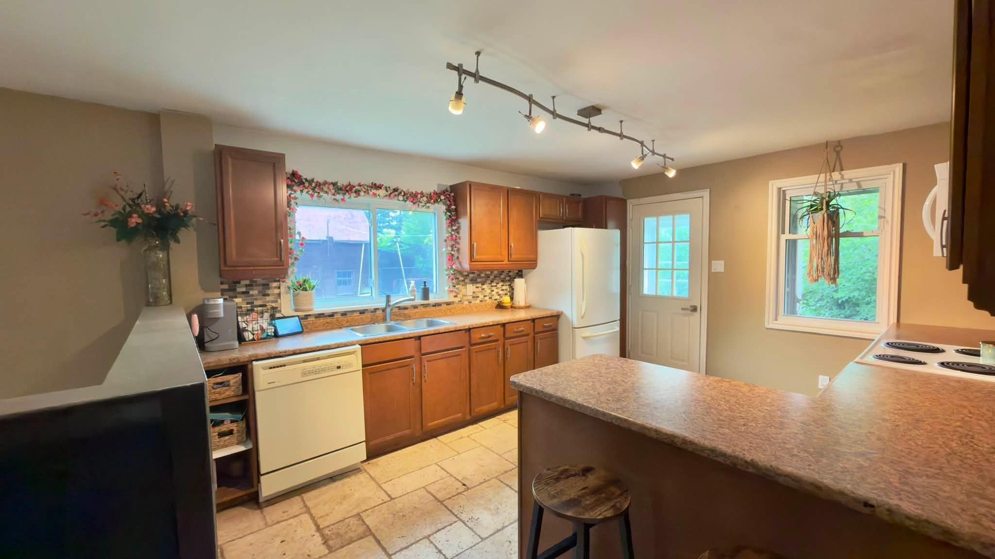64 Maple Street, Thunder Bay, ON - Indoor Photo Showing Kitchen