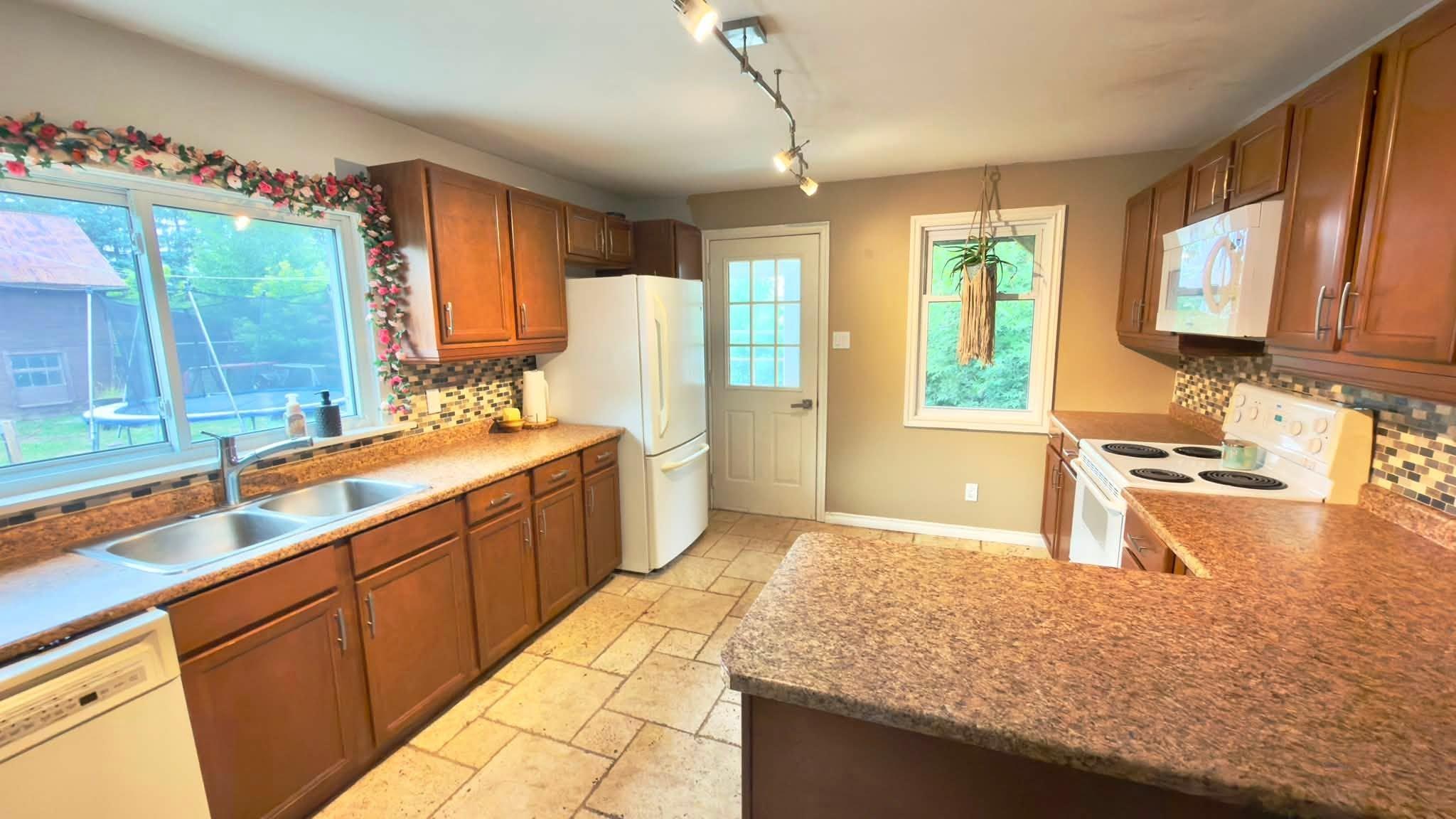 64 Maple Street, Thunder Bay, ON - Indoor Photo Showing Kitchen With Double Sink