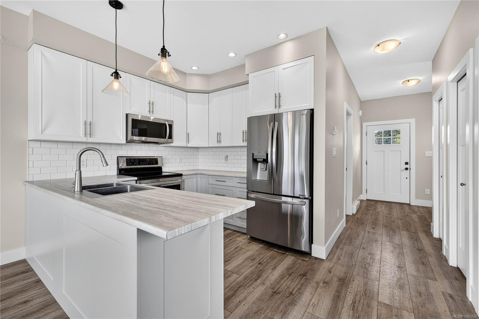 1985 Atherly Close, Sooke, BC - Indoor Photo Showing Kitchen With Upgraded Kitchen