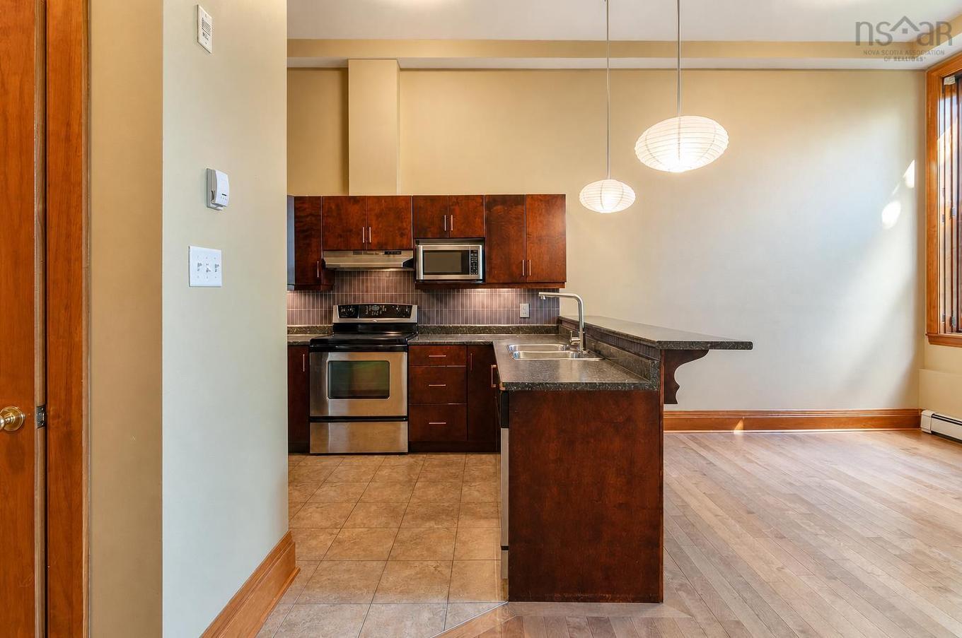 101 5355 Russell, Halifax Peninsula, NS - Indoor Photo Showing Kitchen With Double Sink