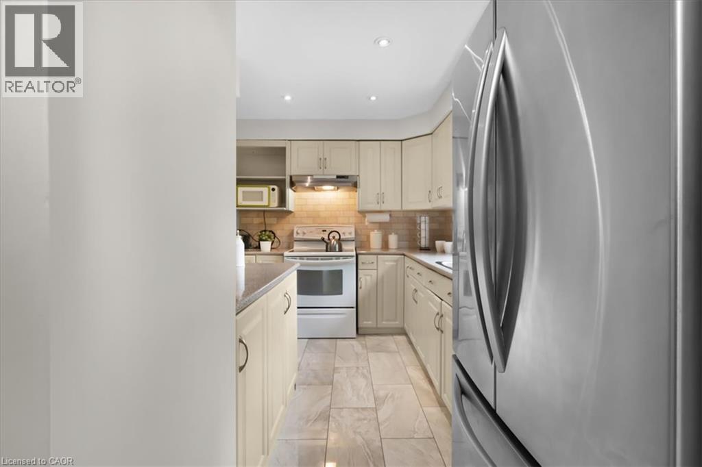 421 Bairstow Crescent, Waterloo, ON - Indoor Photo Showing Kitchen