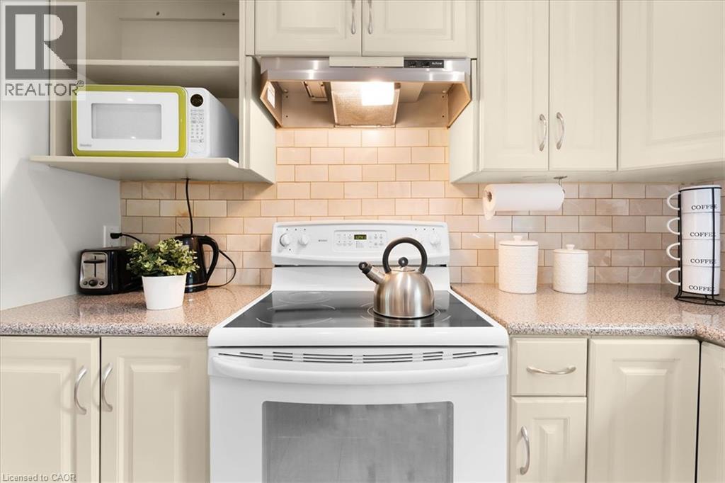 421 Bairstow Crescent, Waterloo, ON - Indoor Photo Showing Kitchen