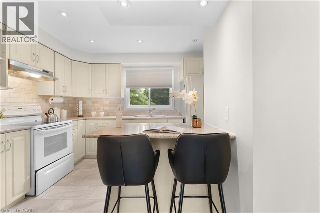 421 Bairstow Crescent, Waterloo, ON - Indoor Photo Showing Kitchen