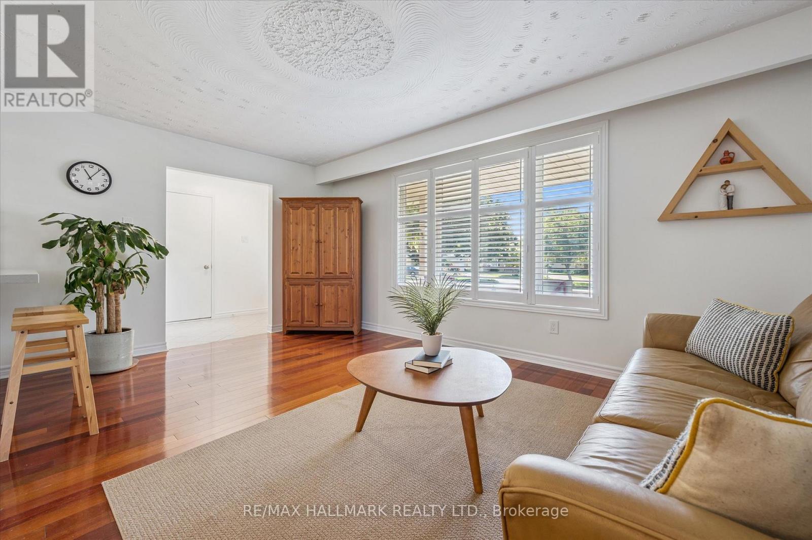 32 Warwick Court, Kitchener, ON - Indoor Photo Showing Living Room