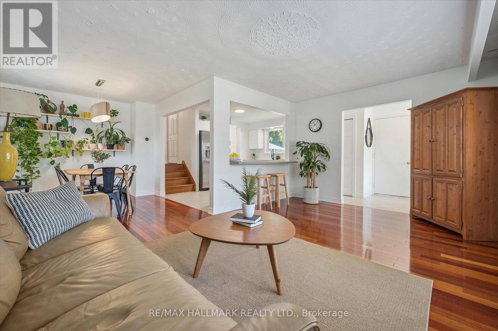 32 Warwick Court, Kitchener, ON - Indoor Photo Showing Living Room