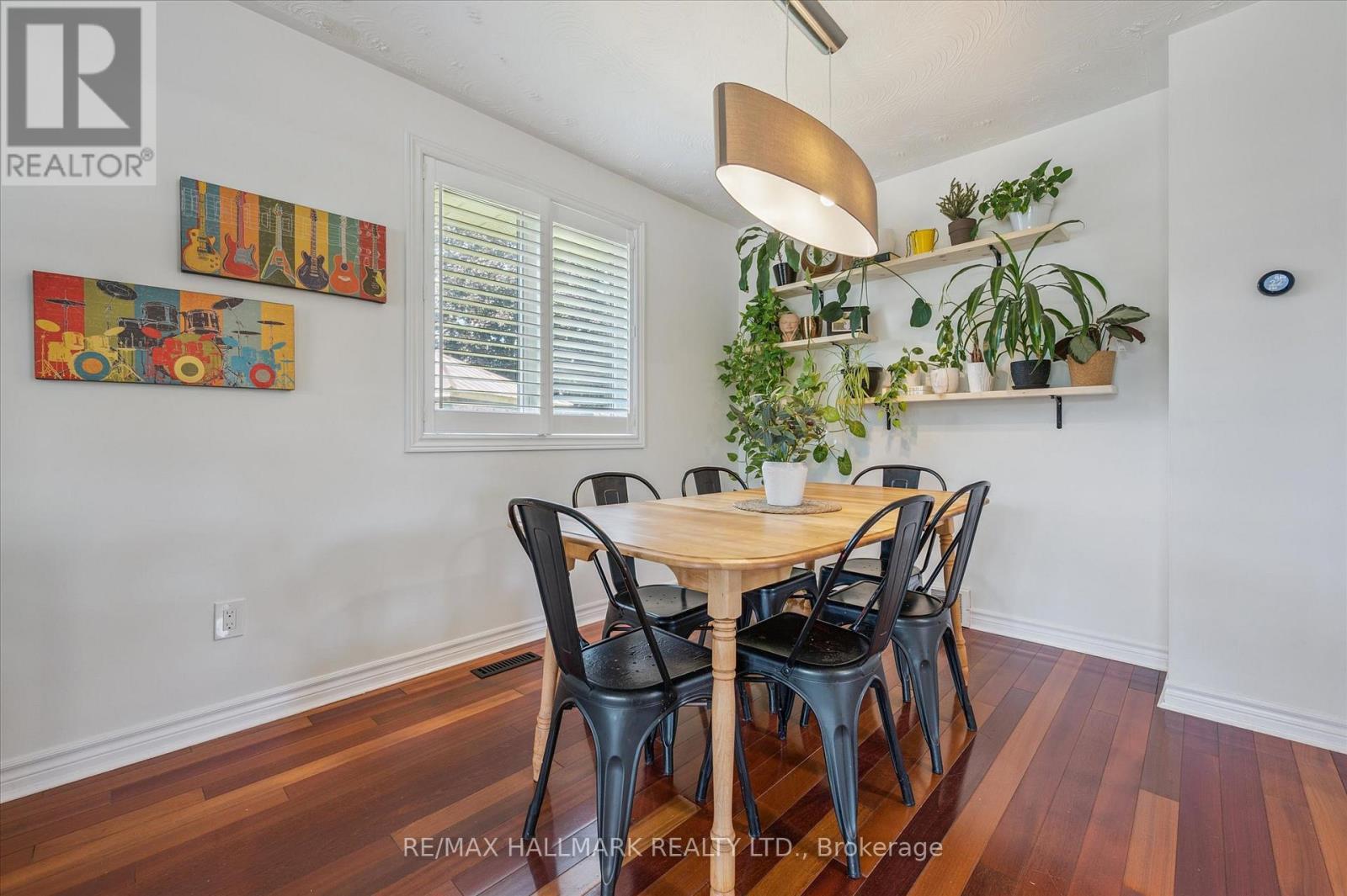 32 Warwick Court, Kitchener, ON - Indoor Photo Showing Dining Room
