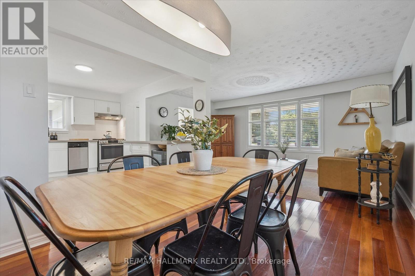 32 Warwick Court, Kitchener, ON - Indoor Photo Showing Dining Room
